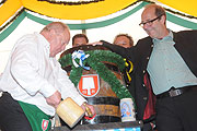 gelungener Anstich 2014 mit 2 Schlägen durch Helmut Schmid (©Foto: Ingrid Grossmann)